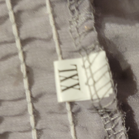 Long Sleeve Grey & Gold super sheer Top. Sz. XXL but fits more like a Lrg/New - Picture 4 of 5